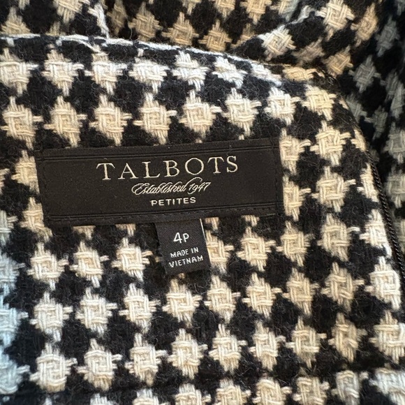 🖤 Black & White Mini Skirt – Textured Geometric/Houndstooth Pattern 🖤 - Picture 9 of 10